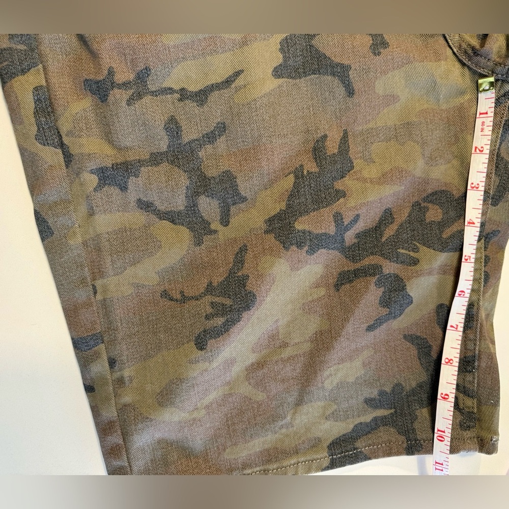 Levi's Green Camouflage Cargo Jean Shorts Size 36 - Picture 6 of 10